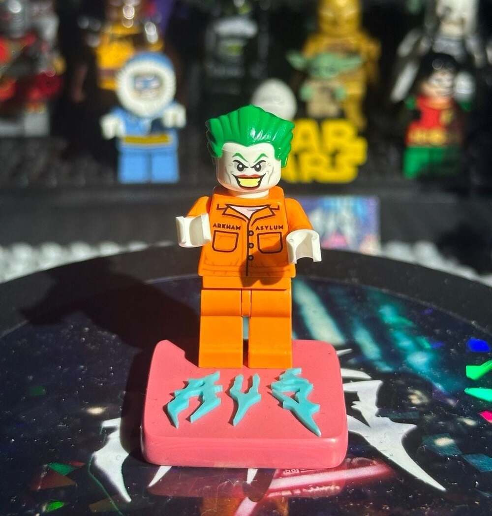 LEGO DC Comics The Joker Minifigure in Orange Arkham Asylum Prison Jumpsuit